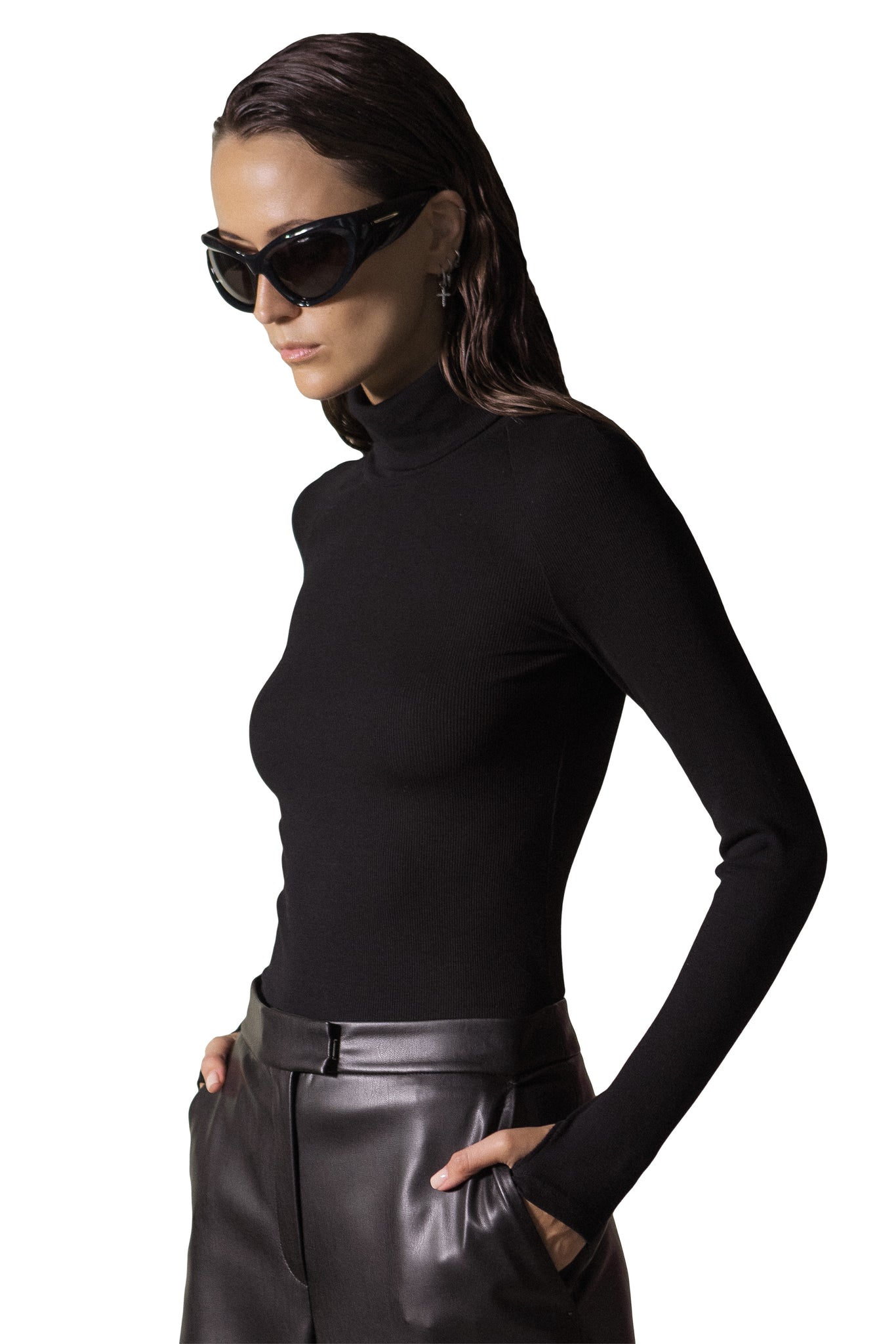 HUGGER LONG - SLEEVE TURTLE NECK TOP BLACK